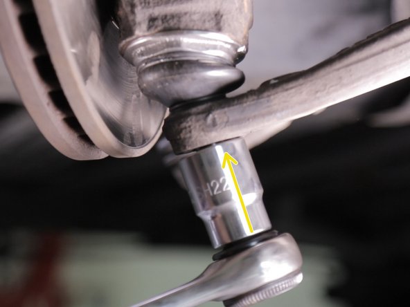 Resserrer la rotule du triangle avec une douille de 22