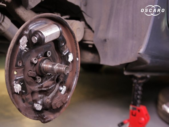 Nettoyer l'intérieur du tambour avec du nettoyant frein