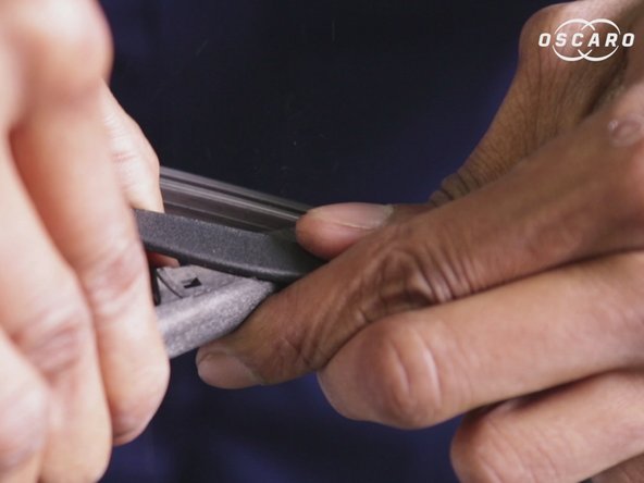 Tester si le balai d'essuie glace bascule bien sur le bras