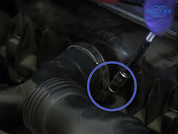 Rebrancher le conduit d'admission et serrer le collier