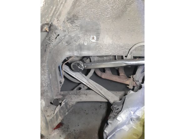 Remettre la nouvelle bougie en place et la serrer à 30NM + 3NM à l'aide du clef prévu à cet effet.