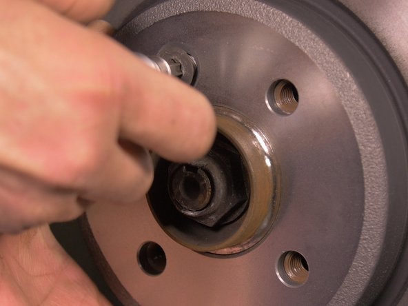 Replacer la vis du disque et la visser à l'aide d'un cliquet et une douille Torx T45