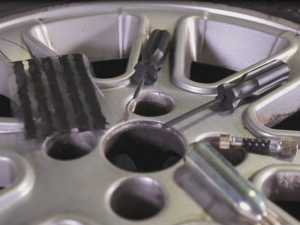 A l'aide de la lime passer plusieurs fois dans le trou pour le nettoyer