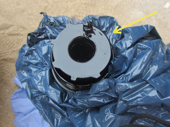 Récupérer la cloche et le filtre avec un sac poubelle pour ne rien salir