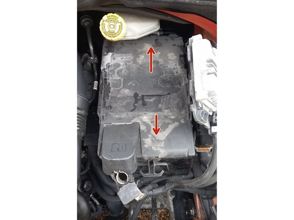 Pour enlever le cache batterie, il faudra pousser le cache pour ne plus être dans les clips, ensuite le lever et le tirer vers soi.