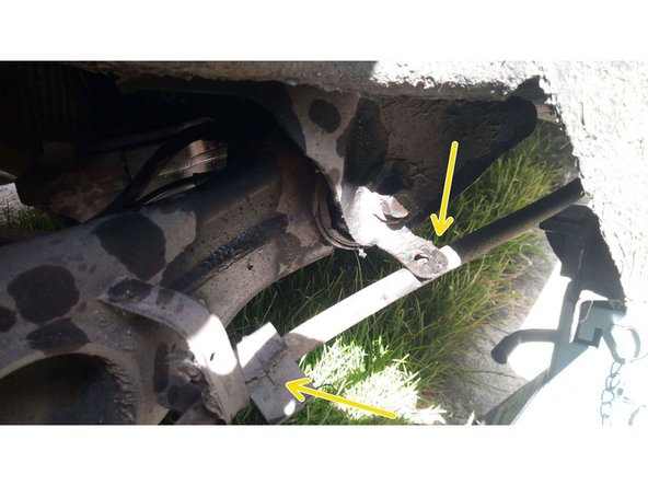 Après avoir éloigné ce support plastique en le faisant coulisser sur son câble, tirer ce dernier vers vous et le faire passer sous la languette métallique (afin qu'il ne gêne pas pour la suite)