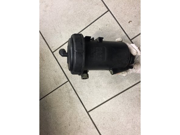 Serrer le à l'aide de la clé à sangle