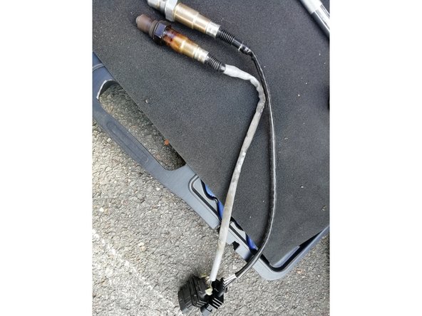 Si possible, et si la nouvelle sonde n'en dispose pas, ajouter une noisette de graisse cuivrée (au bout de la flèche jaune) sur le filetage