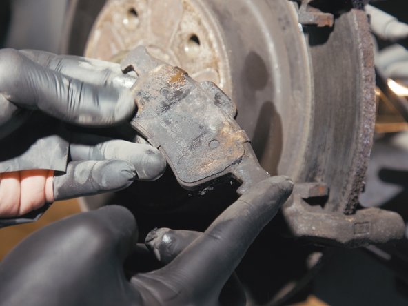 Retirer la plaquette présente sur la chape et le disque en tirant dessus