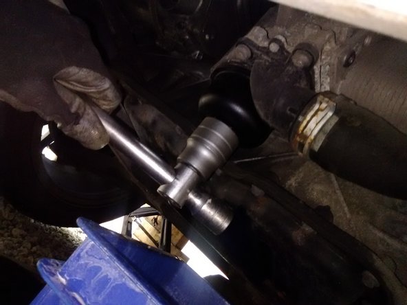 Placer un récipient en dessous car de l'huile va couler