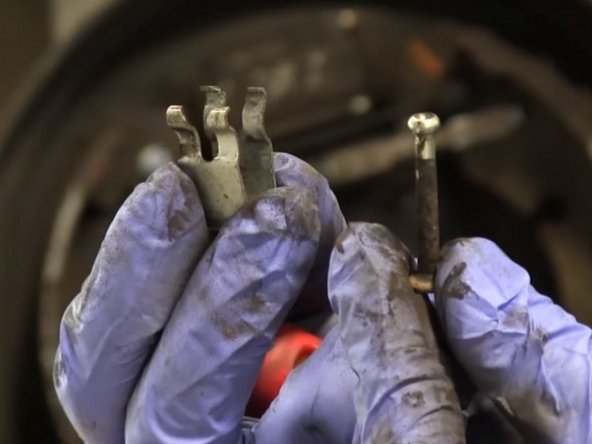 Ne pas oublier de récupérer la tige retenant les clips