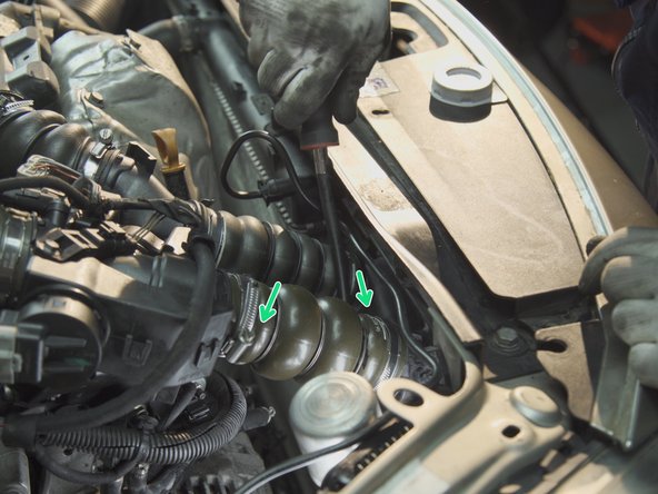 Resserrer les deux colliers de la durite