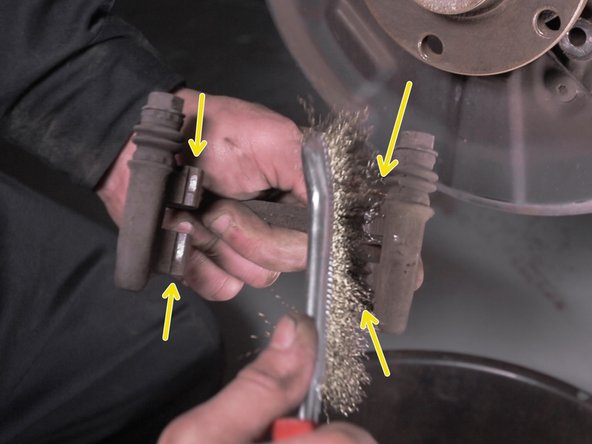 Nettoyer à la brosse métallique le moyeu ainsi que les portées de plaquettes sur le support d'étrier