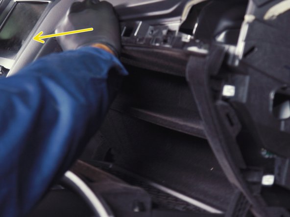 Tirer sur la boite à gant pour la sortir