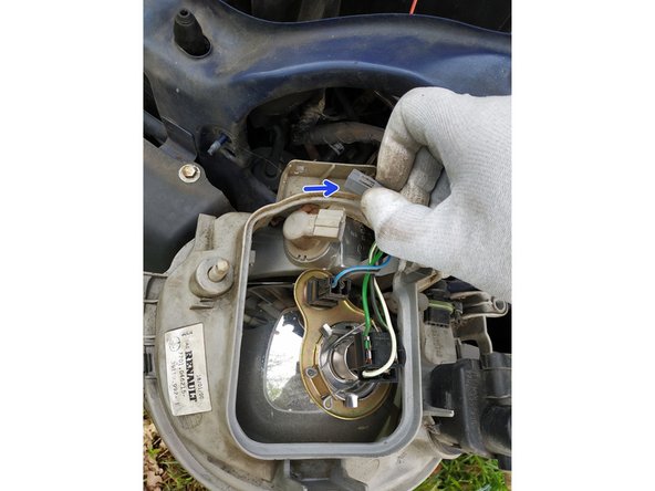 appuyer sur la languette de la prise du clignotant