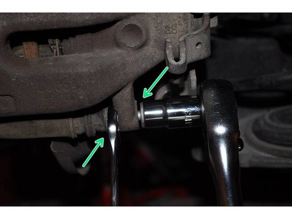 De la même manière déposer la vis inférieure.