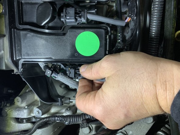 Déconnecter les 4 injecteurs , aidez vous d un tourne vis fin plat , tirez vers le haut et retirer le cosse