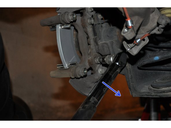 Fixer le support d'étrier et serrer à la clé dynamométrique