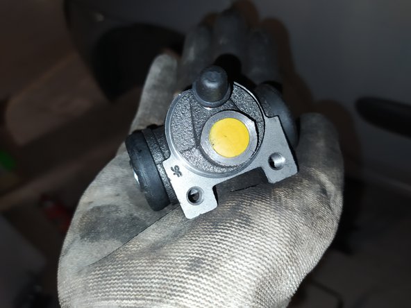 Nettoyer la portée du cylindre comme précédemment puis installer le nouveau cylindre (retirer le bouchon du conduit) en procédant de manière identique à sa dépose.