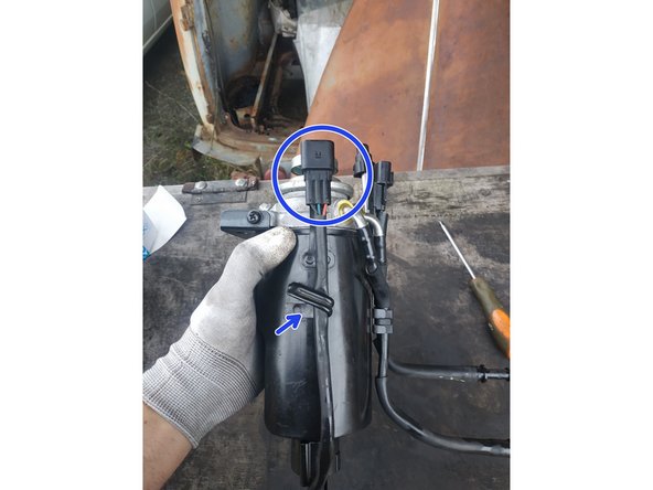 faire de même pour le capteur de présence d'eau que l'on aura vissé au préalable