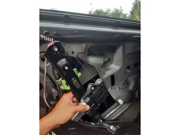 Sortir le mécanisme de lève-vitre.