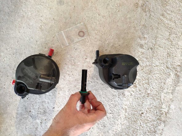 Insérez les capuchons du nouveau filtre vers l'ancien pour ne pas renverser du carburant.