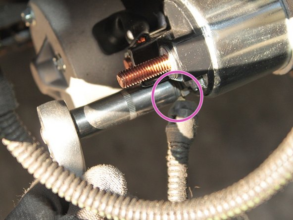 Remettre l’écrou de 10mm et le visser avec la clé à douille.