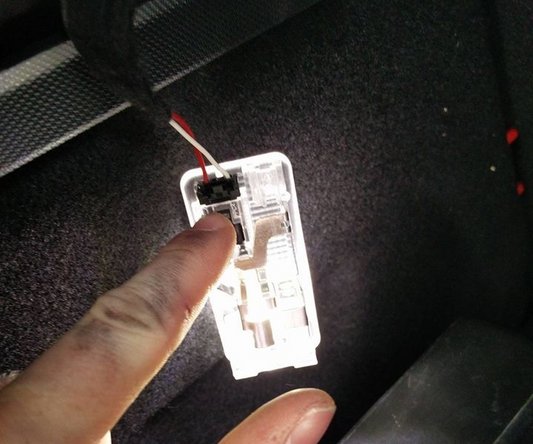 
To unclip the plastic you will need to use your fingers by pressing on the small tabs then pull towards you.
