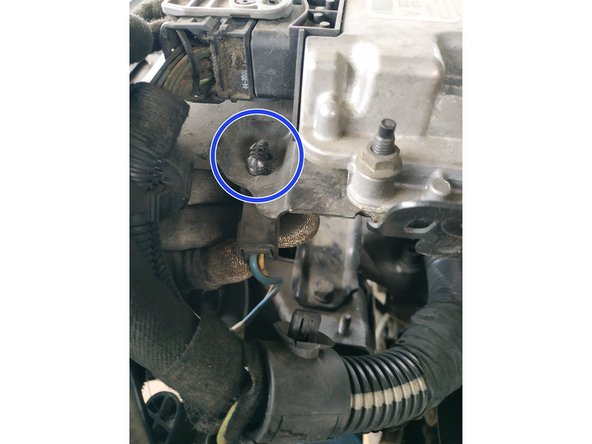 clipser l'agrafe sous le support calculateur