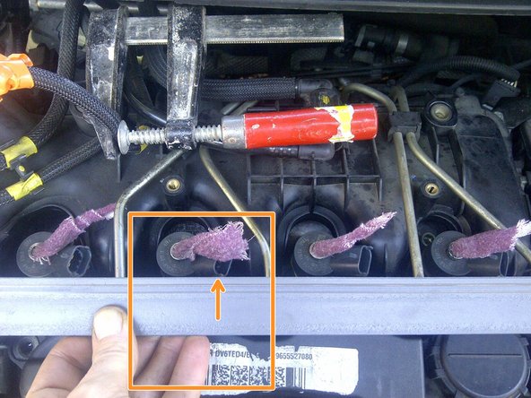 A l'aide d'une règle, aligner l'injecteur avec les autres