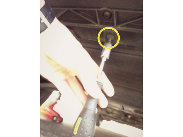 7 vis à enlever avec un tournevis TORX embout de 30.