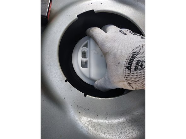 présenter la pompe avec la flèche en arrière (comme sur la photo) en faisant passer le flotteur de jauge en premier