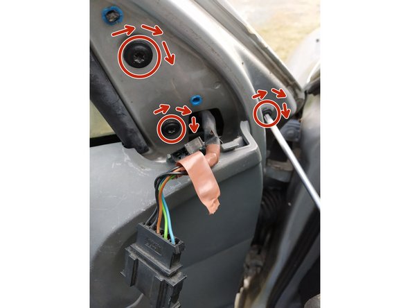 finir de serrer les 3 vis de fixation du rétroviseur à l'aide de la clé torx T30
