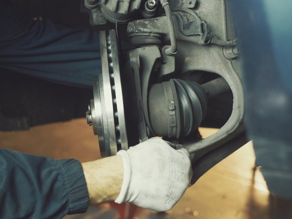 Replacer la chape d'étrier sur le moyeu