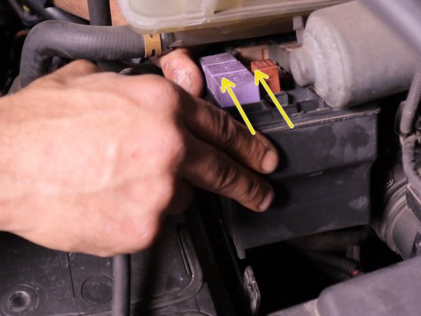 Déclipser la boite à fusibles et placer légèrement sur le coté , attention aux câbles