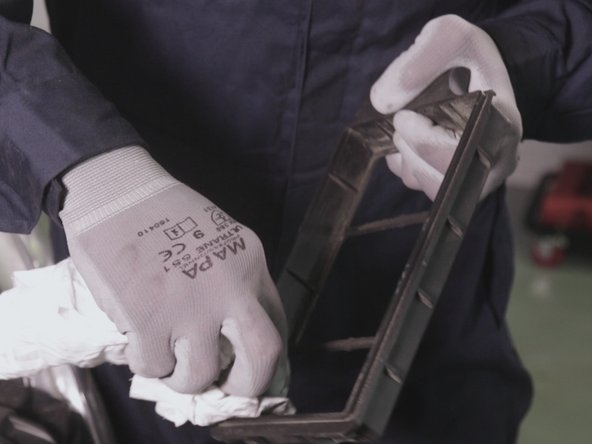 Retirer le filtre à air de son support et nettoyer le support