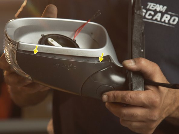 Replacer l'ancienne coque sur le nouveau rétroviseur