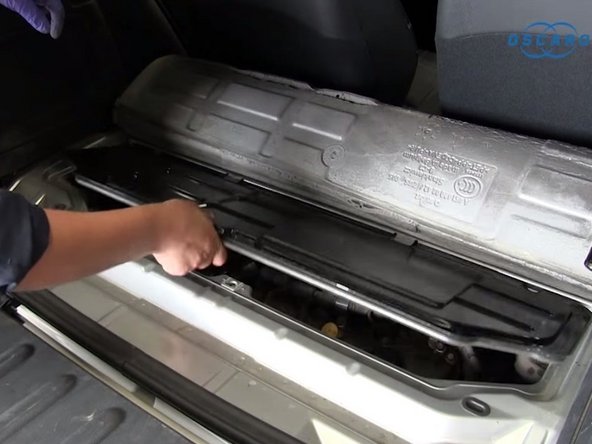 Réinstaller la plaque métallique