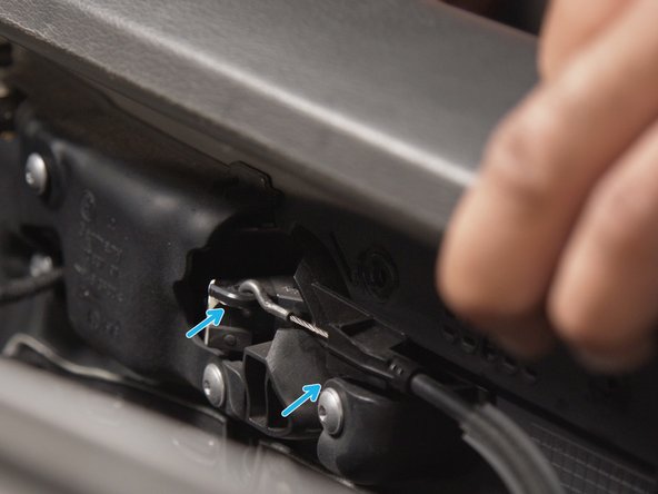 La poignée d'ouverture est encore retenu par un câble