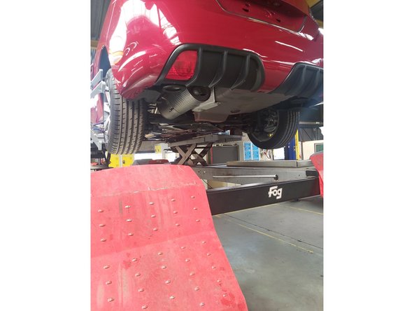 Surèlevez l'arrière de la voiture et arrimez la.