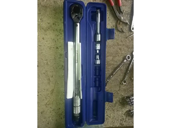 Clef dynamométrique dans son coffret réglable de 40 à 220 N.m