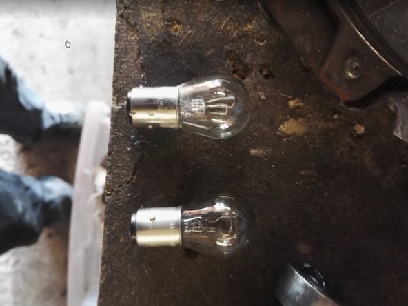 Vérifier que la nouvelle ampoule est compatible, puis remonter dans le sens inverse du démontage