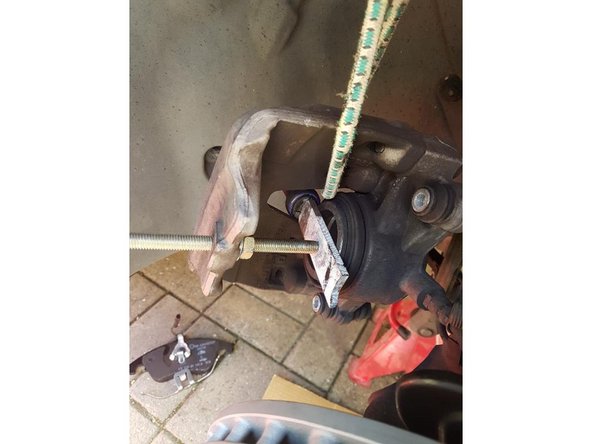 Ouvrir le réservoir de liquide de frein et s'assurer qu'il n'est pas plein, car lorsque l'on va reculer le piston dans l'etrier, le liquide va monter. si possible se faire accompagner pour cette etape afin de ne pas faire deborder le reservoir ( enlever du liquide si trop plein a l'aide d'une seringue )