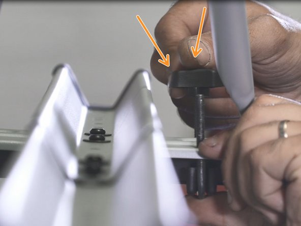 Serrer à l'aide des vis papillons