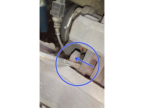 Repousser les plaquettes du disque avec le tournevis plat pour dégager l’étrier