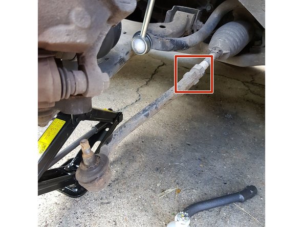 Maintenant nous allons dévisser l'écrou qui maintient le reste de la rotule.