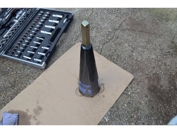 Enduisez le cône d'huile pour aider le soufflet à glisser plus facilement.