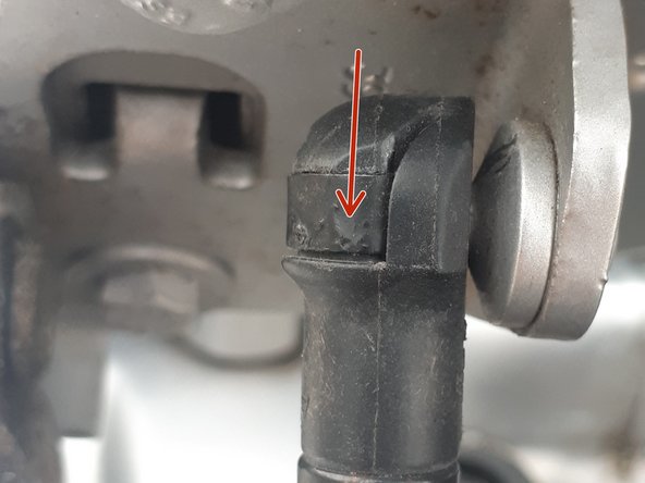 Préparer les nouveaux vérins afin de faciliter la mise en place puis remettre le clip en bas