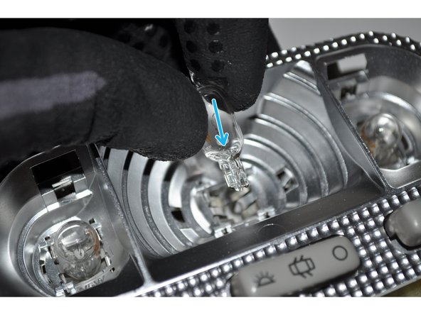 Insérer la nouvelle ampoule dans son logement.