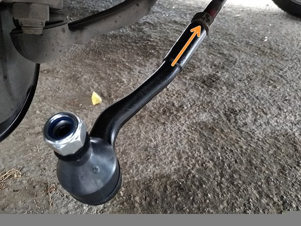 Visser la rotule neuve en comptant le même nombre de tour que pour le démontage de l'ancienne. S’il n'y a pas d'erreur, la rotule devrait exactement arriver à l’endroit repéré à l’aide du scotch ou de la peinture.